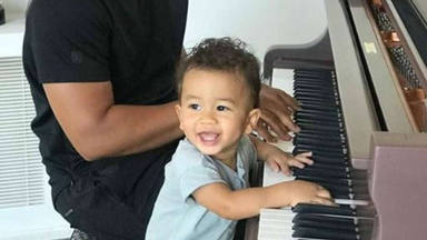 Miles, el hijo de John Legend que ya toca el piano junto a su padre con tan solo un año