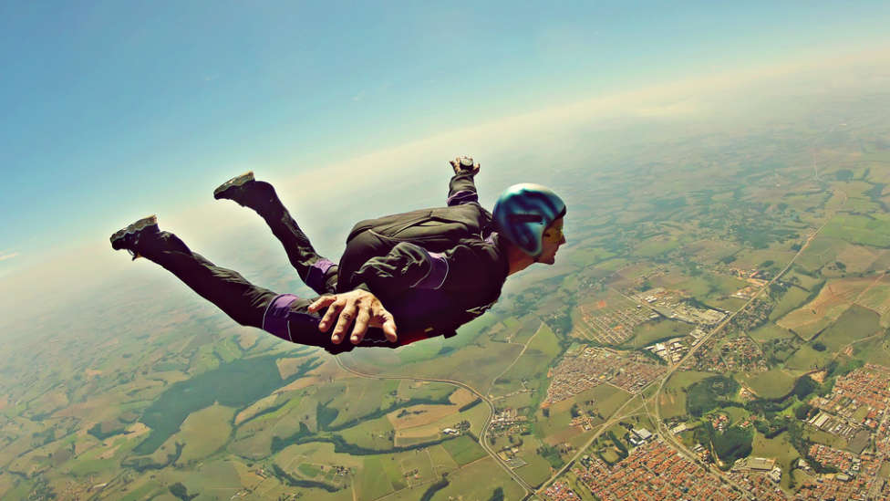 Los mejores beneficios de saltar en paracaídas: ¡Muy atenta Mar Amate!