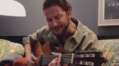 Manuel Carrasco versiona 'Coquito' con su guitarra en el estudio