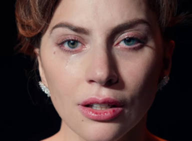 Lady Gaga llora en su videoclip "I'll never love again"