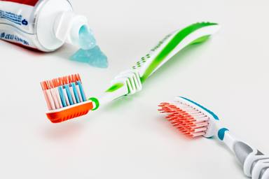 De veritat funciona posar pasta de dents en els grans perquè desapareguin?