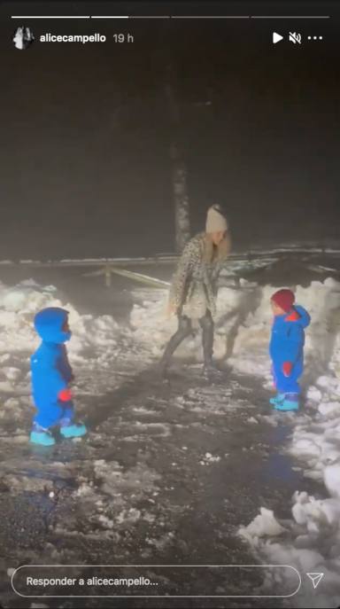 Alice Campello y sus hijos en una guerra de bolas de nieve