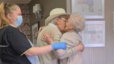 Así ha sido el conmovedor rencuentro de una pareja de abuelos tras meses separados por el coronavirus