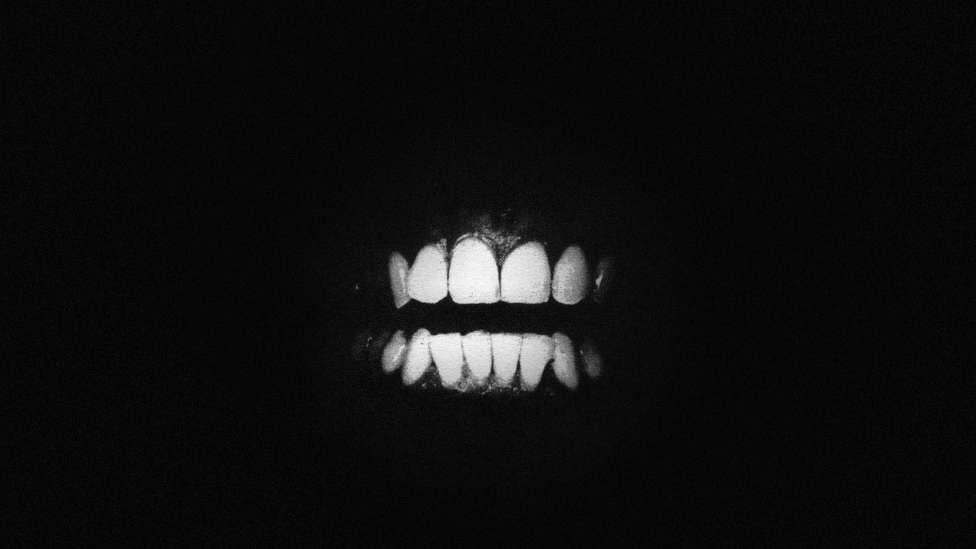 Cuando una boca te sonríe en la oscuridad