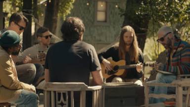Maroon 5 añade blindaje sentimental a 'Middle Ground' con el nuevo videoclip y la búsqueda de la paz universal