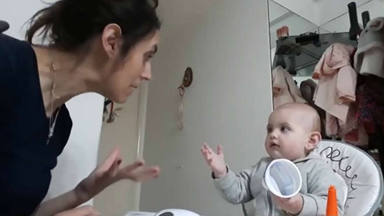 La surrealista conversación viral de una madre con su bebé de meses hablando de la alimentación: ''Ba-na-na''