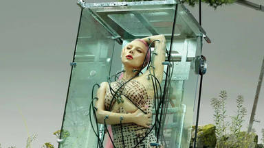 Convertida en robot, Lady Gaga habla de "Chromatica", su próximo álbum