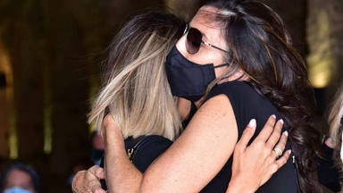El abrazo desgarrador de Paz Padilla a su hija Anna Ferrer en el entierro de su marido