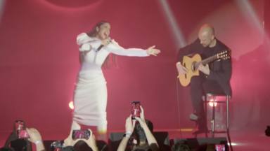 Blanca Paloma vuelve a sorprender con 'Eaea' y su versión más desnuda: sola y con guitarra sobre el escenario