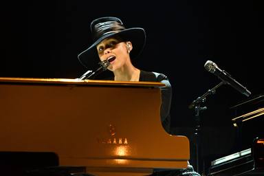 Alicia Keys al piano durante los Premios Grammy 2019