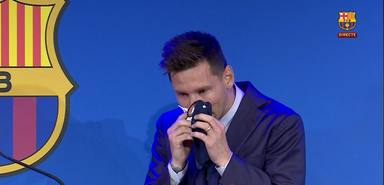 Leo Messi se seca las lágrimas antes de comenzar su discurso de despedida del Barcelona