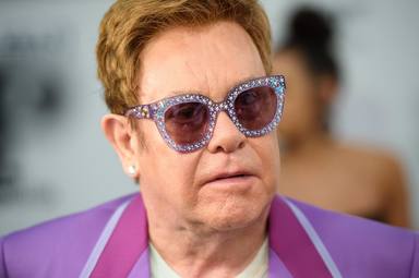 Elton John, obligado a posponer parte de su gira por una caída que le ha causado graves dolores