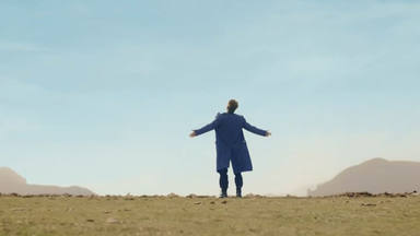Manuel Carrasco en una imagen del videoclip de 'Hay que vivir el momento', el tema que da nombre a su gira