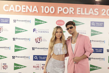 Ana Mena y Abraham Mateo en el photocall de CADENA 100 POR ELLAS 2022
