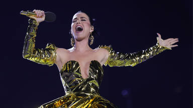 Katy Perry actuando en la coronación de Carlos lll