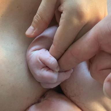 Edu Soto da la bienvenida a su primer hijo con una tierna fotografía