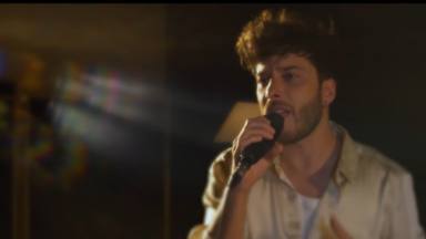 Blas Cantó lanza la versión acústica de 'Voy a quedarme' y su vídeo musical