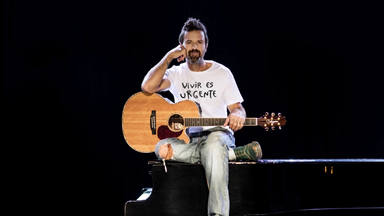 Pau Donés con esa camiseta con la que se ha recaudado más de medio millón para la investigación del cáncer