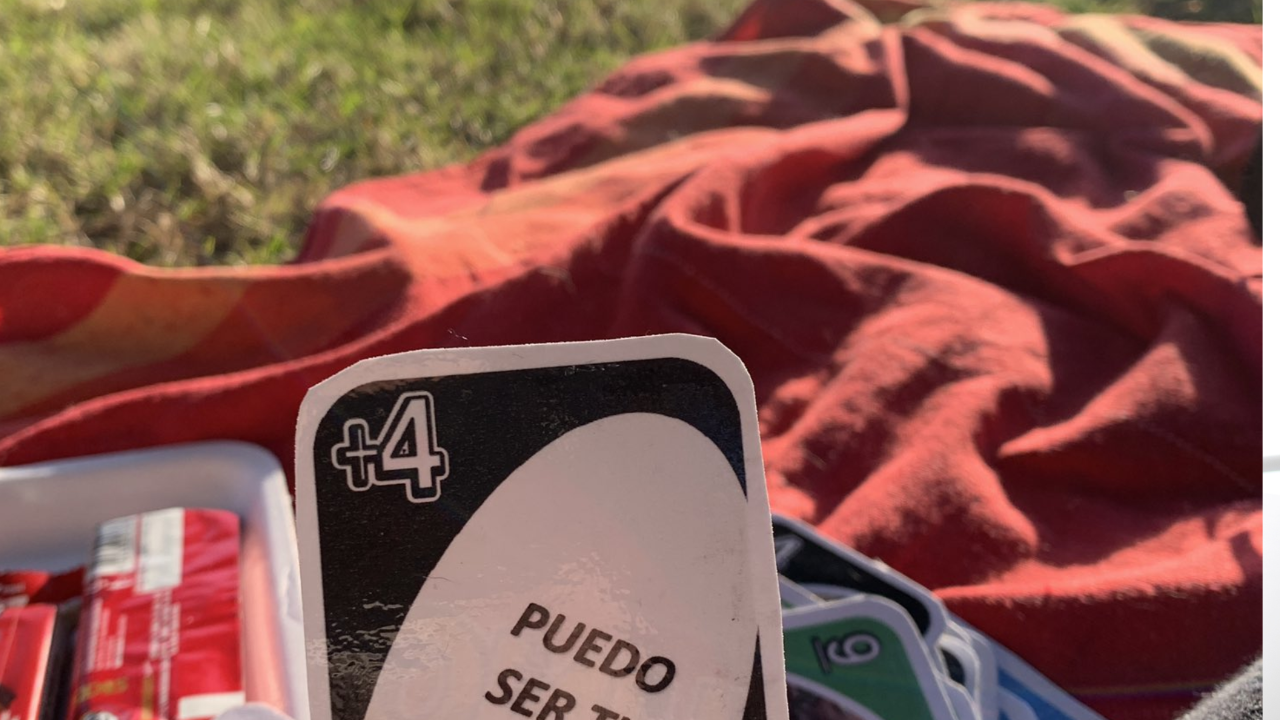 Una pareja está jugando al UNO en un parque y descubren una petición especial en las cartas