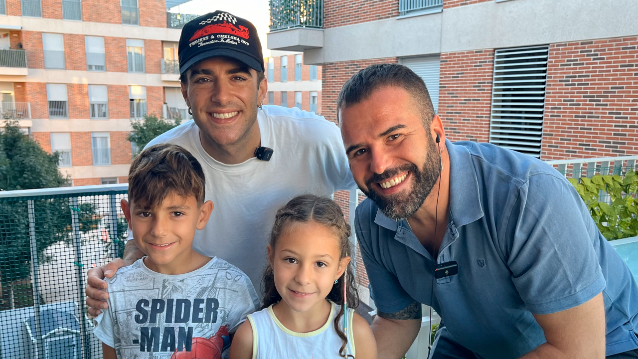 La emoción de Álvaro de Luna al despertar a dos niños en su casa el primer día de cole gracias a Javi y Mar